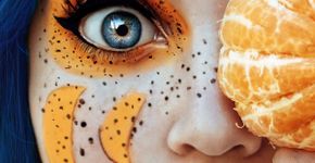 Jovem fotógrafa faz série de autorretratos com frutas