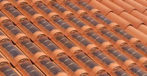 Empresas criam telha que substitui placas solares