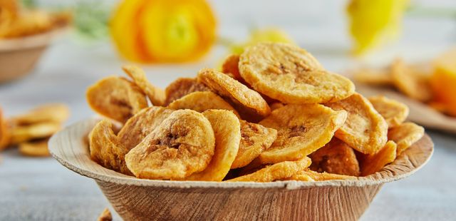 Chips de banana super crocantes na airfryer: o snack saudável que fica pronto em minutos