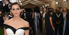 Emma Watson usa vestido feito de garrafas plásticas no Met Gala