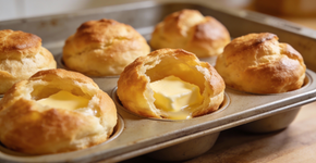 Ovos mexidos com bolinho fica pronto em menos de 30 minutos com ingredientes que você já tem em casa