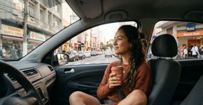 Meu marido acha que eu vou me exercitar toda quarta-feira. Já faz três meses que estou sentada sozinha no carro em frente ao shopping.