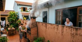 Família ergue churrasqueira junto ao muro e vizinho reclama que fumaça começou a entrar diretamente nos quartos da casa