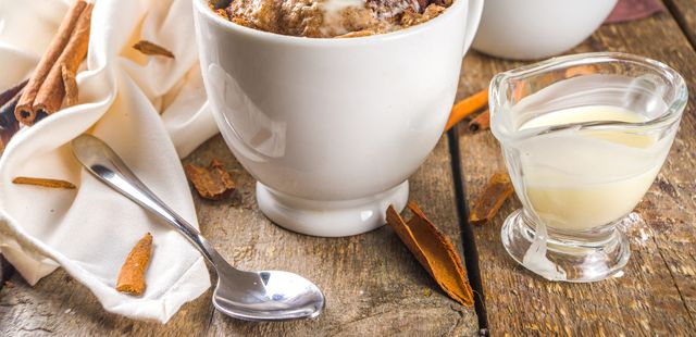 Ninguém resiste a esse bolo de caneca de cappuccino feito no micro-ondas!