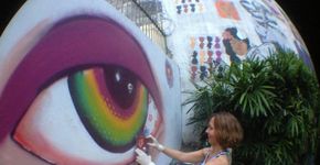 ONG faz grafite feminista no Rio