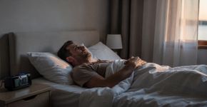 O que significa acordar antes do despertador tocar?
