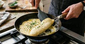 Os franceses concordam: “Para deixar o omelete mais macio e com sabor equilibrado, o segredo é adicionar uma colher de creme de leite antes de bater os ovos.”