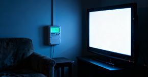Deixar a TV ligada direto está custando mais do que você imagina
