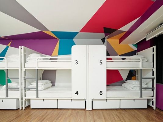 Sejam camas flutuantes, para duas ou mais pessoas, ou com design inovador, elas dão um ambiente diferente ao quarto (Imagem: Divulgação)
