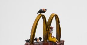 Dupla de artistas cria maquetes do inferno juntando o McDonalds com nazistas