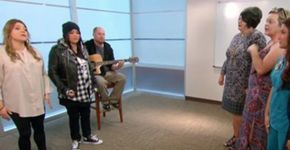 Enfermeira canta para paciente terminal e ganha homenagem