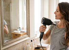 Featured side: O cabelo quebra no meio, as pontas ficam ralas e o secador é usado todo dia: baixar a temperatura e manter distância do fio ajuda a reduzir a quebra