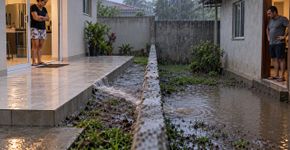 Família reforma o quintal para impedir que a chuva entre em casa, eleva o piso alguns centímetros e só percebe o novo problema quando a água passa a correr para o terreno do vizinho