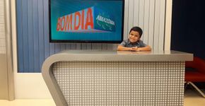 Garotinho autista sonha em ser jornalista e visita emissora de TV