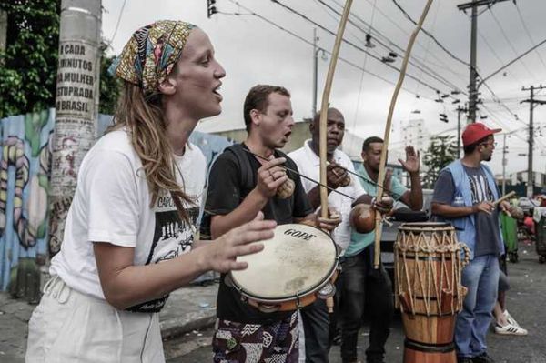 O movimento auxilia as pessoas na cracolândia e organiza eventos culturais