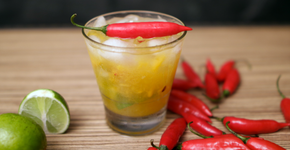 Picante na medida certa: caipiroska de manga e pimenta