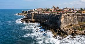 Sobre um promontório rochoso no Sri Lanka, muralhas cercam uma cidade fundada pelos portugueses no século XVI e transformada sob domínio holandês: o lugar onde arquitetura europeia e tradições do sul da Ásia acabaram dividindo as mesmas ruas