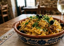 Featured side: Cozinheiros e cientistas portugueses concordam: “O melhor bacalhau à brás é feito com bacalhau dessalgado por 48 horas e batatas fritas na hora.”