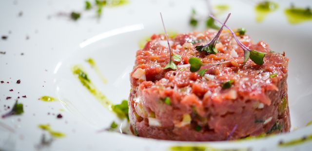 Faça steak tartar clássico com sabor de restaurante em 15 minutos