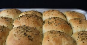 Pão de cebola com queijo derretido para se entregar à comilança