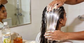 O segredo do banho de brilho caseiro que deixa o cabelo igual de salão
