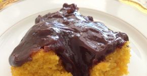 Bolo de cenoura com cobertura de chocolate
