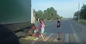 Bebê escapa por um triz de atropelamento na Rússia
