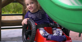Para filha paraplégica brincar, pai constrói cadeira de rodas