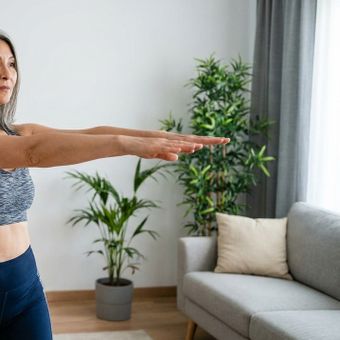 Featured mobile: O melhor exercício abdominal para mulheres com mais de 50 anos: Este exercício em pé ajuda a tonificar visivelmente o abdômen