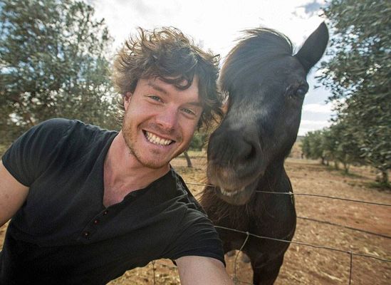 Fotógrafo tira selfies com animais