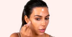 Kim Kardashian contorna o rosto sem usar base e corretivo