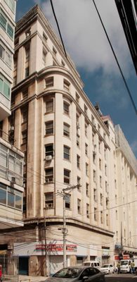Localizado na rua direita do palácio (Rua Chile), temos um primor da arquitetura Art-Decó, o edifício Sulamerica , que mantém-se imponente ao tempo. Construção: 1930. Foto: reprodução/@prediosdesalvador