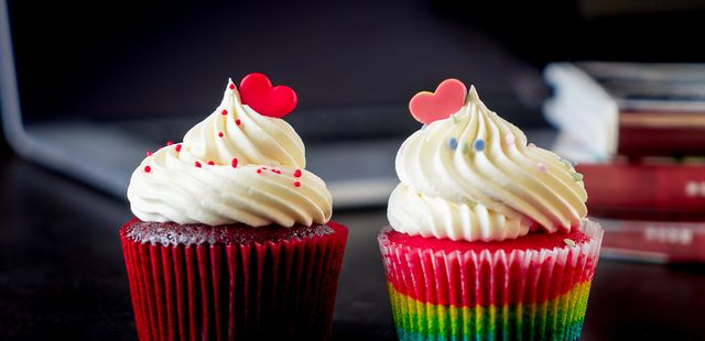 Cupcake com massa colorida de arco-íris para celebrar o Mês do Orgulho LGBT