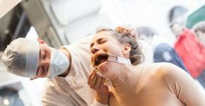 Artista inglesa simula violência dos testes de cosméticos com animais