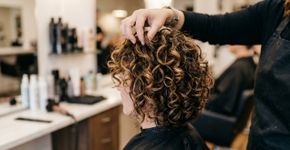 O corte cacheado que cresceu nas buscas combina camadas, volume e fios soltos ao redor do rosto sem esconder a curvatura natural