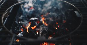Por que é preciso jogar sal sobre as brasas do churrasco e para que serve