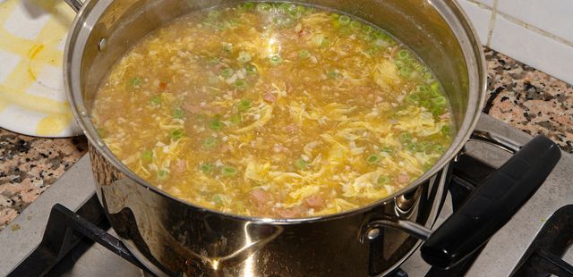 Caldo de ovo: simples, saboroso e perfeito para aquecer!