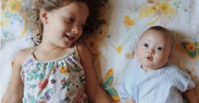 Pais escrevem música em homenagem à filha com Down