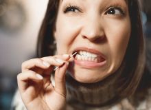 Featured side: Usar palito de dente parece inofensivo, mas pode prejudicar a gengiva; entenda