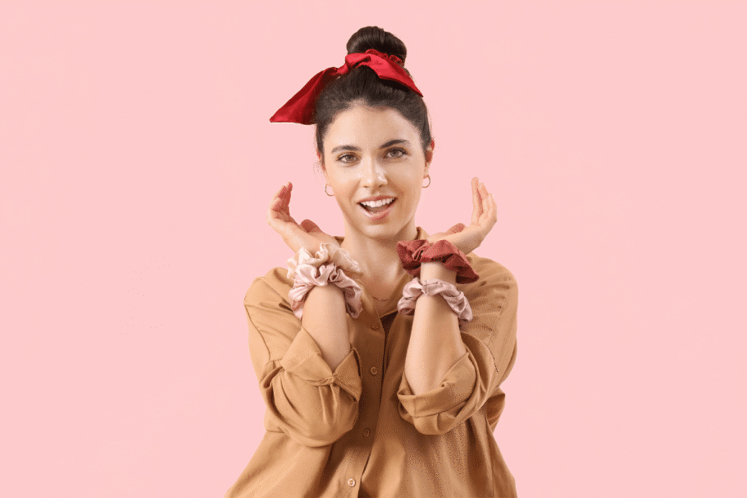 Presilhas, tiaras e adornos de cabeça transformam coques tradicionais em penteados cheios de personalidade, ideais para diferentes ocasiões (Imagem: Pixel-Shot | Shutterstock)