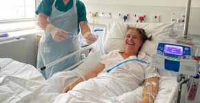 Mãe de 53 anos fica paralisada do pescoço para baixo após lavar os cabelos