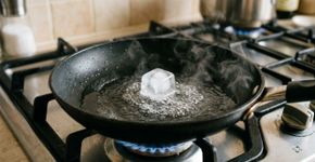 Passar uma pedra de gelo sobre a frigideira quente: por que é recomendado antes de grelhar legumes e vegetais em casa