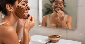 Mistura poderosa de máscara de café com mel promete um efeito de peeling natural em casa