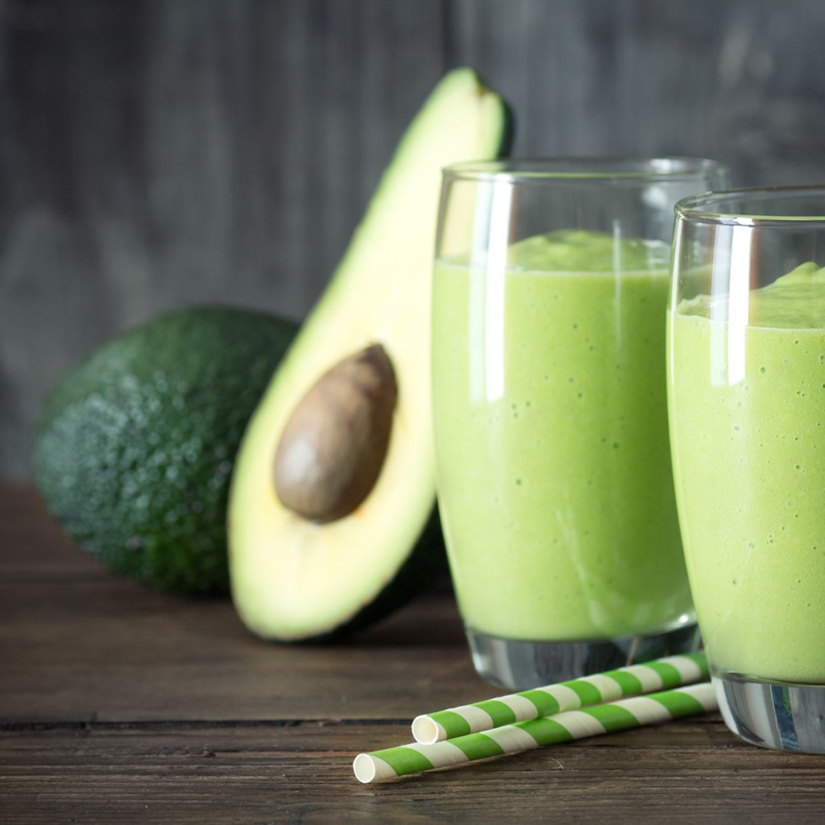 Faça uma vitamina de abacate deliciosa para o café da manhã