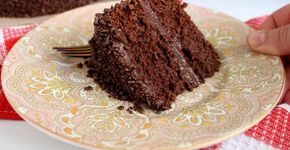 Bolo de chocolate trufado: siga o passo a passo para não ter erro