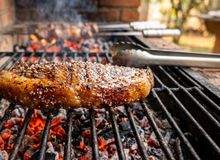Featured side: Poucas pessoas sabem, mas temperar a carne no momento certo pode mudar completamente o sabor do churrasco