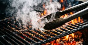 Esfregar gelo na grelha: Por que é essencial fazer isso antes de começar a cozinhar