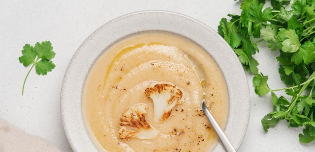 Essa sopa detox de couve-flor com gengibre e leite de coco vai aquecer o seu inverno com saúde
