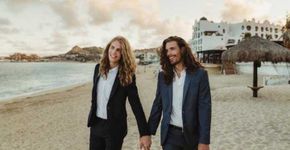 Casamento de modelos cabeludos vira febre na internet