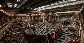 Operários da construção civil na Suécia encontraram seis embarcações centenárias onde ninguém previa, e o achado revelou um capítulo ignorado sob o chão moderno